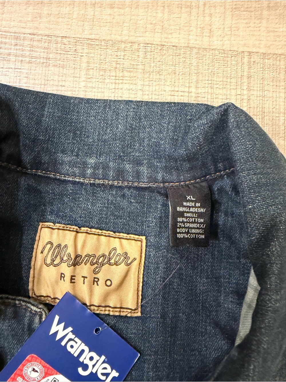 *NEW* Wrangler X Colosseum Iowa Hawkeyes Wrangler Button-Up Denim Jacket Size XL - Picture 3 of 3